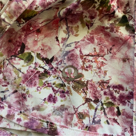 🌸LULULEMON TRACKER SHORT V 4”-BLOSSOM SPRITZ MULTI🌸 - Picture 9 of 11